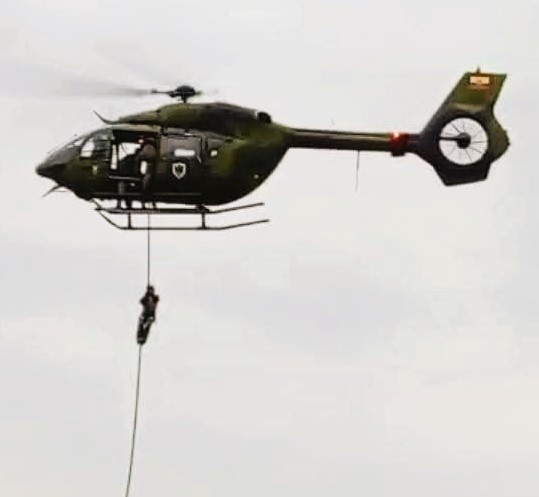 Ecuador realiza ejercicios de inserción y extracción desde sus helicópteros H-145