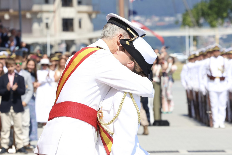 El Rey impone a la princesa Leonor la Gran Cruz del Mérito Naval en la Escuela Naval Militar de Marín