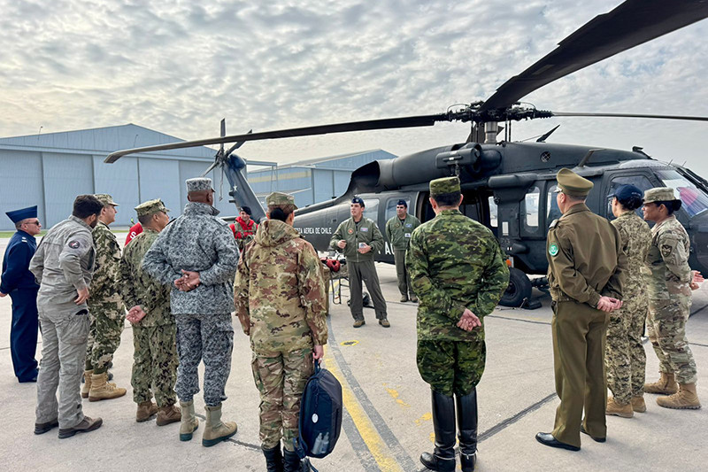 La FACh exhibe a agregados extranjeros los MH-60M Black Hawk, UH-412, Gulfstream GIV y C-737