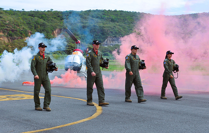 Pilotos de la Fuerza Aérea de Chile se entrenan en la Escuela Internacional de Helicópteros de Colombia