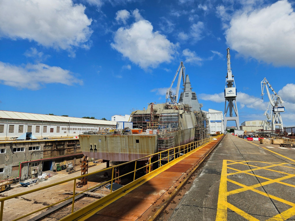 Ensamblado con éxito el bloque final de la fragata F-111 Bonifaz en el astillero Navantia de Ferrol