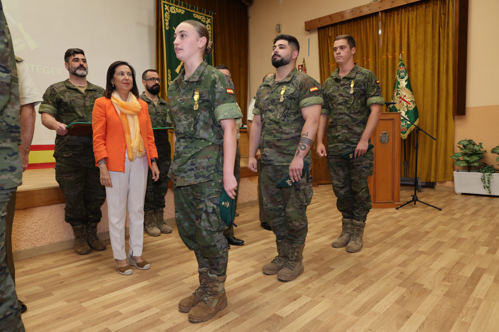 Defensa condecora al Regimiento Galicia 64 por su labor tras la DANA en Valencia