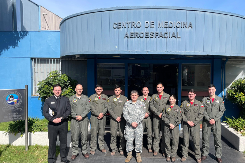La Fuerza Aérea de Chile efectúa entrenamiento fisiológico a pilotos y operadores tácticos de la Aviación Naval