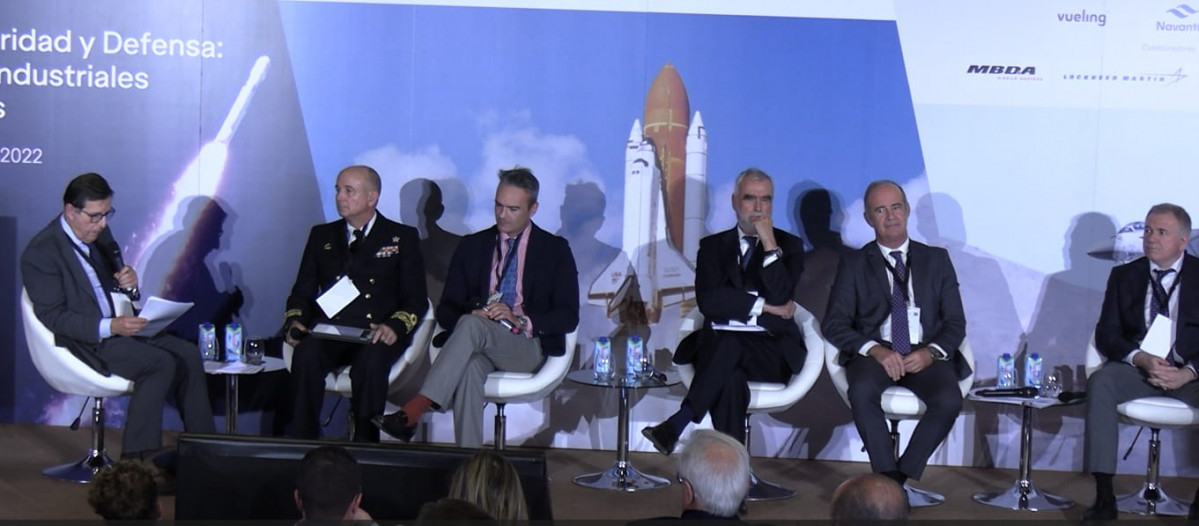 Angel Macho, a la izquierda, en la mesa de Defensa y Espacio en el Summit de Sevilla 2023. Foto Killa Cornejo